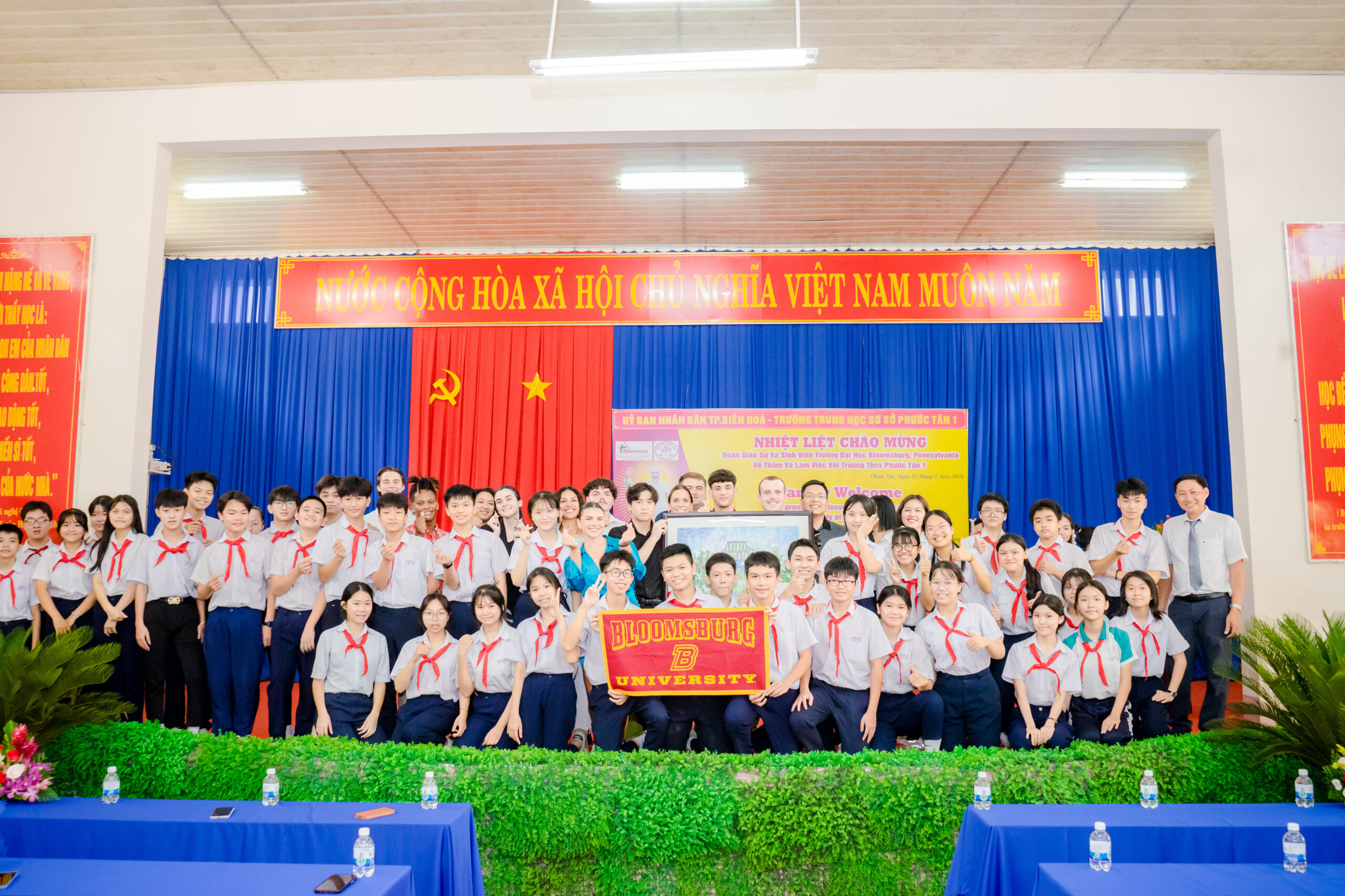Delegation of professor and students from Commonwealth University of Pennsylvania – Bloomsburg visited and exchanged culture with more than 300 students at Phuoc Tan 1 Secondary School