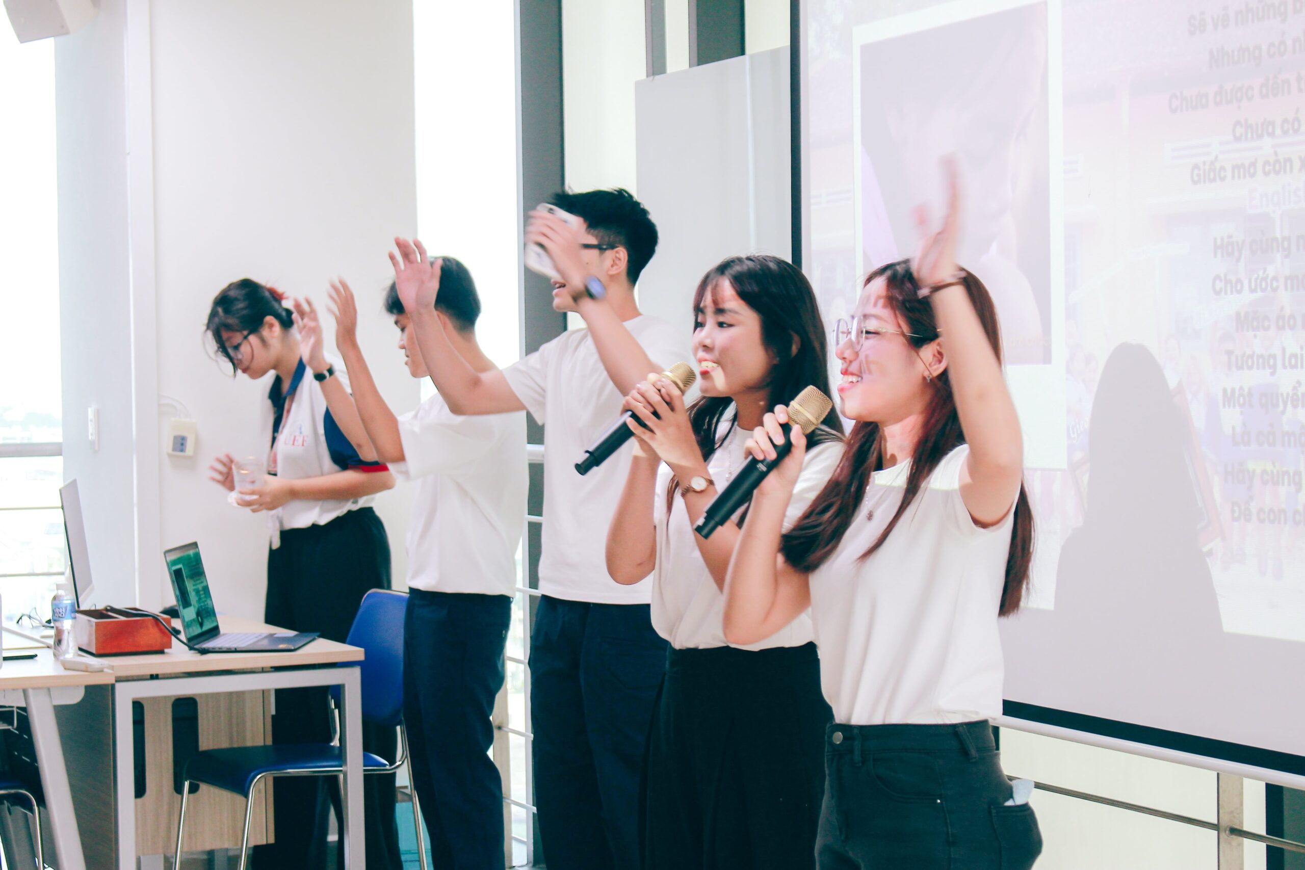 “Áo trên vai – Light dreams up”: Sinh viên UEF chung tay bán áo gây quỹ, lan toả yêu thương cùng Giảng dạy vì Việt Nam